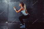 Les squats permettent de prendre du muscle et de diminuer la cellulite des cuisses de la femme. Ils affinent la silhouette et permettent une perte de poids facile et durable.