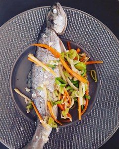 Ce plat minceur aux saveurs asiatiques (gingembre, carotte, poireau) est adapté à un régime santé. La truite de Banka est élevée au Pays Basque, en France.
