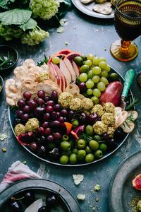 Assiette d'olives provençales pour un apéro végétarien, frais et coloré : soirée entre amis ou en famille réussie !