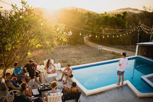 Soirée d'été entre amis au bord de la piscine : convivialité, apéritif gourmand et healthy, soleil et rires assurés !