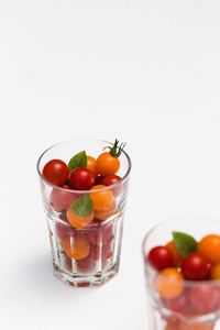 Tomates cerises de toutes les couleurs pour un apéro méditerrannéen savoureux et healthy