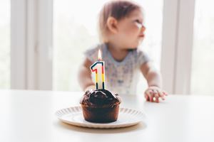 Bébé est récompensé : c'est jour de fête et il adroit à son premier gâteau au chocolat plein de sucre ! Hummm !